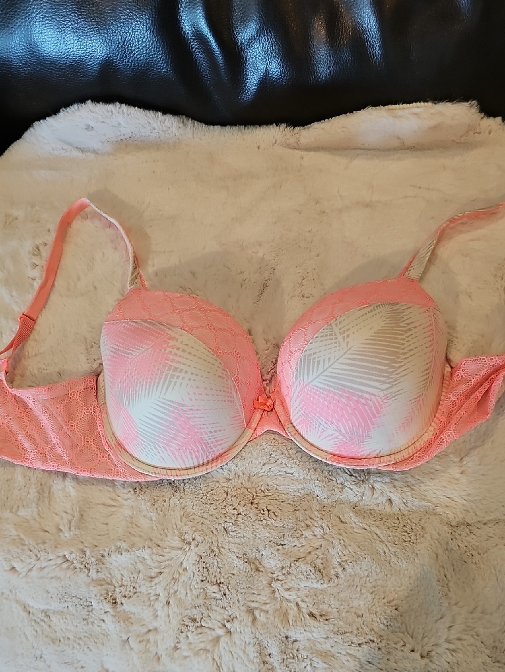 Victoria's Secret Coral Pink Lace Push-Up Bra with White Palm Print